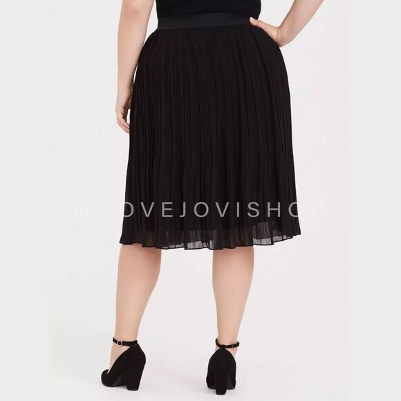Feminine | NWT! Curvy 5X Torrid Deep Black Pleated Tea Length Chiffon | Classic - Picture 3 of 10